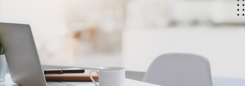 Bureau avec ordinateur portable